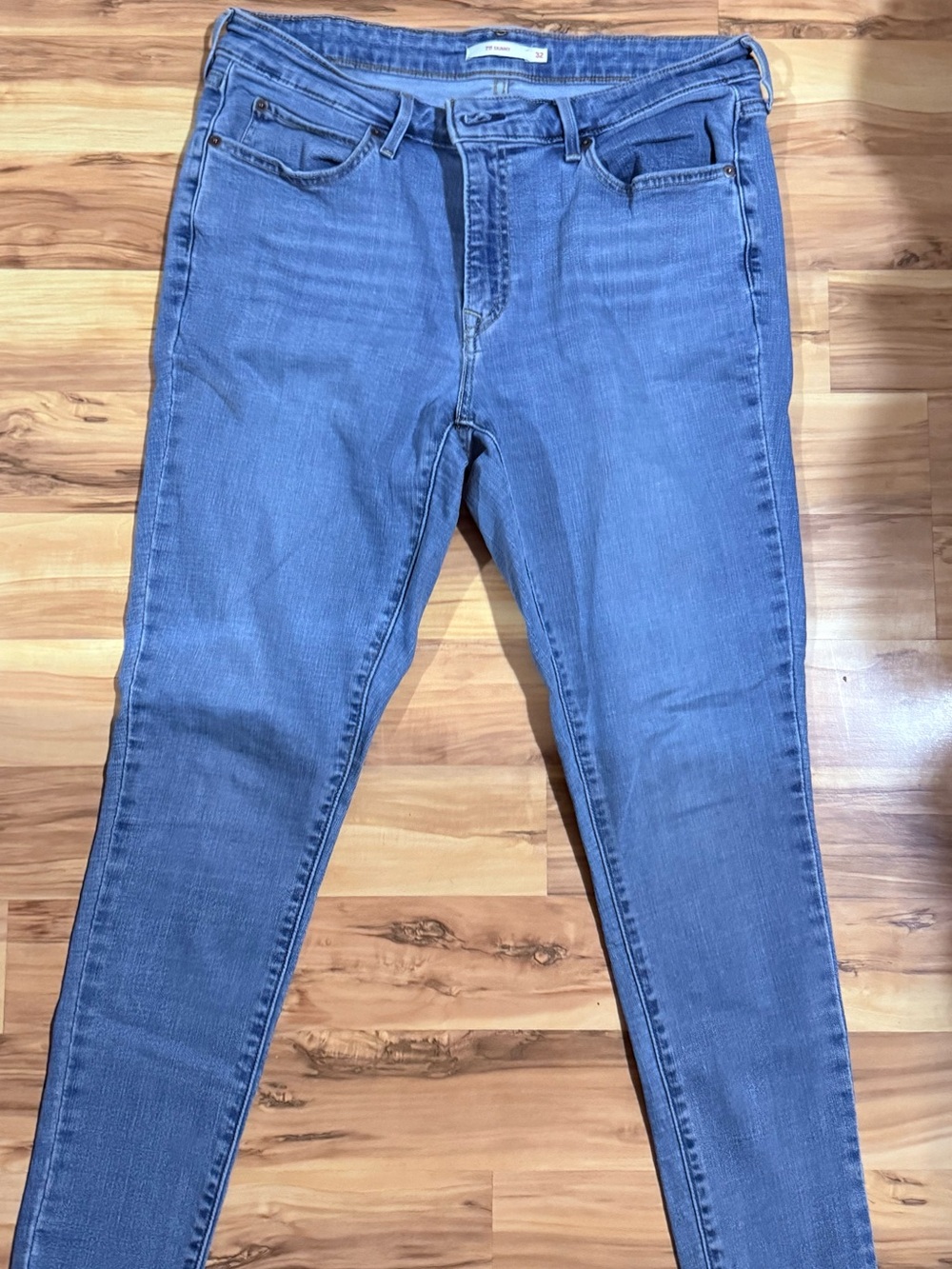 Levi's Skinny Jeans in Medium Blue Wash